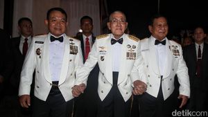 Potret Prabowo, Try Sutrisno dan Dudung Jalan Bergandengan