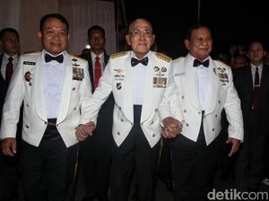Potret Prabowo, Try Sutrisno dan Dudung Jalan Bergandengan Potret Prabowo, Try Sutrisno dan Dudung Jalan Bergandengan