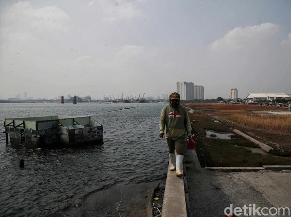Aktivitas Warga di Kawasan Tanggul Muara Baru yang Ramai Dikabarkan Bocor