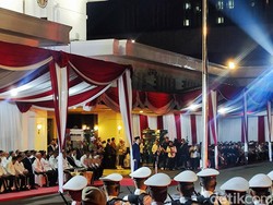Jokowi Pimpin Upacara Parade Senja di Kemhan