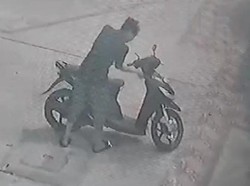Maling Motor Jemaah Masjid di Jambi Terekam CCTV Ikut Salat Subuh