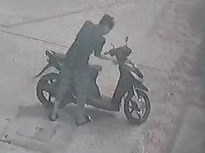 Maling Motor Jemaah Masjid di Jambi Terekam CCTV Ikut Salat Subuh Maling Motor Jemaah Masjid di Jambi Terekam CCTV Ikut Salat Subuh