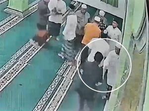 Pria di Jambi Terekam CCTV Ikut Salat Subuh di Masjid, Lantas Curi Motor Jemaah