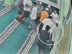 Pria di Jambi Terekam CCTV Ikut Salat Subuh di Masjid, Lantas Curi Motor Jemaah