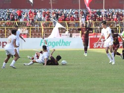 Pelatih PSM Anggap Pemain Madura Layak Dikartu Merah Usai Tekel Keras Arfan