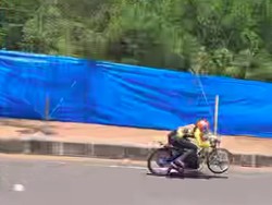 Pebalap MotoGP Raul Fernandez Asyik Nonton Drag Race di Bali