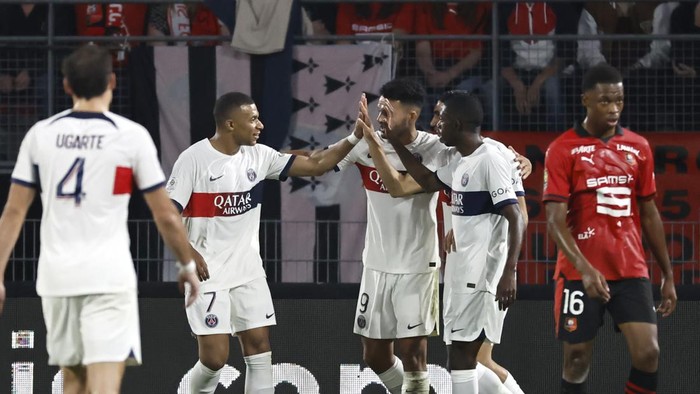 Paris Saint Germain players celebrate after PSGs Achraf Hakimi scored his sides second goal during the French League One soccer match between Rennes and Paris Saint Germain, at the Roazhon Park Stadium, in Rennes, France, Sunday, Oct. 8, 2023. (AP Photo/Jeremias Gonzalez)