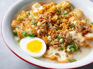 Resep Bubur Topping Ayam Cincang dan Cakwe yang Lembut Gurih