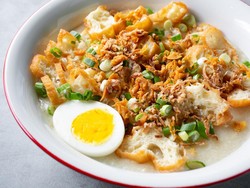 Resep Bubur Topping Ayam Cincang dan Cakwe yang Lembut Gurih