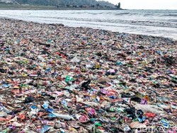 Pesisir Loji Sukabumi Kembali Dipenuhi Sampah Sehari Usai Dibersihkan