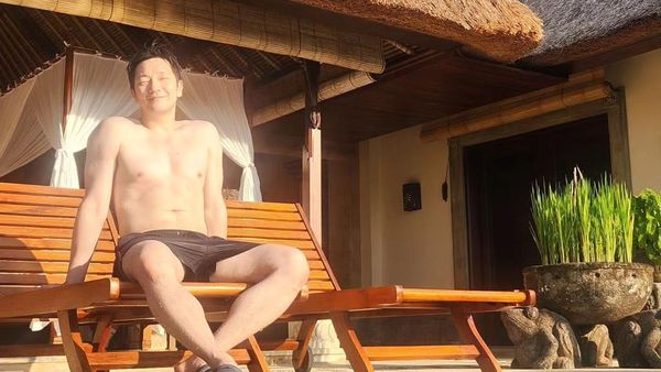 6 Gaya Son Sukku, Aktor Korea Telanjang Dada di Ubud, Digombalin Netizen