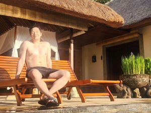 6 Gaya Son Sukku, Aktor Korea Telanjang Dada di Ubud, Digombalin Netizen