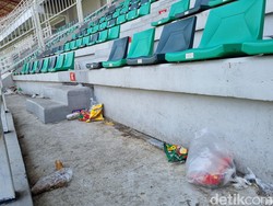Walkot Eri Ajak OPD Kerja Bakti Bersihkan Sampah Berserakan di Tribun GBT