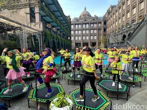 Menari di Trampolin Jadi Olahraga Baru yang Digandrungi Emak-emak Bandung