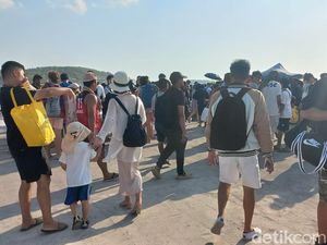 Turis Antusias Berwisata di Nusa Penida meski Suhu Panas Membara Turis Antusias Berwisata di Nusa Penida meski Suhu Panas Membara