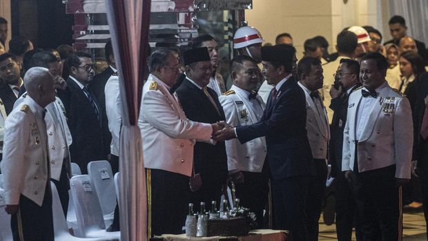 Presiden Joko Widodo (ketiga kanan) berjabat tangan dengan Presiden ke-6 RI Susilo Bambang Yudhoyono (ketiga kiri) disaksikan Menteri Pertahanan Prabowo Subianto (kanan), Wapres ke-6 RI Try Sutrisno (kiri), Ketua MPR Bambang Soesatyo (ketiga kiri), KSAD Jenderal TNI Dudung Abdurachman (keempat kanan) saat menghadiri Upacara Parade Senja di Lapangan Bela Negara, Kementerian Pertahanan, Jakarta, Senin (9/10/2023). Upacara tersebut merupakan bagian dari rangkaian hari ulang tahun (HUT) ke-78 Tentara Nasional Indonesia (TNI). ANTARA FOTO/Aprillio Akbar/nz