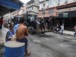 Mayat-mayat Tergeletak saat Polisi Brasil Obrak-abrik Markas Narkoba Mayat-mayat Tergeletak saat Polisi Brasil Obrak-abrik Markas Narkoba