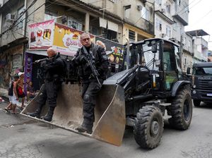 Polisi Brasil Gerebek Pengedar Narkoba, Mayat-mayat Bergelimpangan Polisi Brasil Gerebek Pengedar Narkoba, Mayat-mayat Bergelimpangan