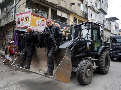 Aksi Polisi Brasil Kerahkan Buldoser Buru Penjahat Narkoba