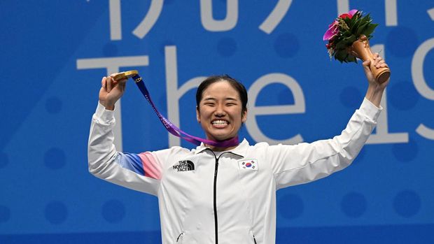 Gold medallist South Koreas An Se-young celebrates during the medal ceremony of the womens singles final match of the Hangzhou 2022 Asian Games in Hangzhou in Chinas Zhejiang province on October 7, 2023. (Photo by ADEK BERRY / AFP)