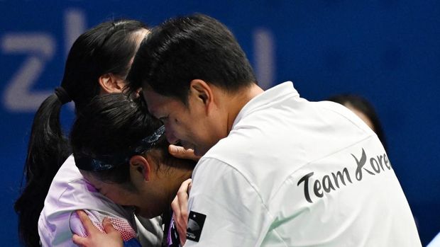 South Koreas An Se-young (C) celebrates with team members after winning against Chinas Chen Yufei in at womens singles final match of the Hangzhou 2022 Asian Games in Hangzhou in Chinas Zhejiang province on October 7, 2023. (Photo by ADEK BERRY / AFP)