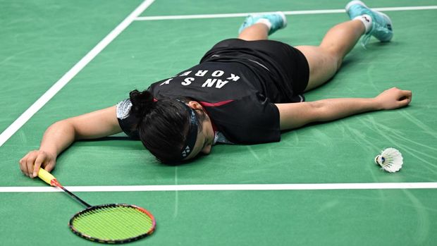 South Koreas An Se-young falls as she plays against Thailands Pornpawee Chochuwong during their women's team semi-final badminton match between South Korea and Thailand at the 2022 Asian Games in Hangzhou in Chinas eastern Zhejiang province on September 30, 2023. (Photo by ADEK BERRY / AFP)