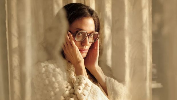 Penampilan perdana Angelina Jolie sebagai penyanyi opera Maria Callas.
