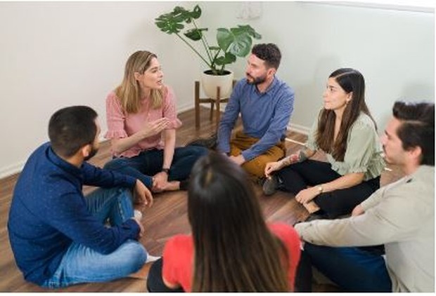 Bercerita di Komunitas yang Suportif/ Foto: Freepik.com/Tonodiaz