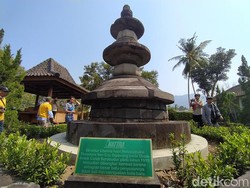 Melihat Bentuk Chattra, Tugu yang Pernah Terpasang di Stupa Candi Borobudur