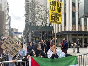 Warga New York Gelar Aksi Pro-Palestina dan Pro-Israel
