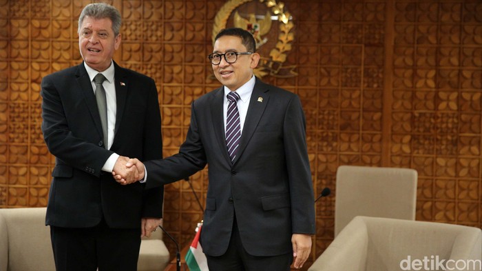Ketua BKSAP dewan perwakilan rakyat Fadli Zon menerima Duta Besar Palestina untuk Indonesia Zuhair Al Shun. Pertemuan ini dijalankan usai pecah pertentangan Hamas dan Israel.
