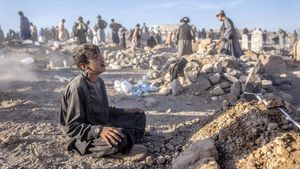 Duka Warga Afghanistan Saat Pemakaman Massal Ribuan Korban Gempa