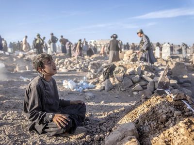 Duka Warga Afghanistan Saat Pemakaman Massal Ribuan Korban Gempa