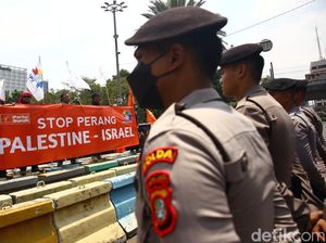 1.994 Aparat Gabungan Siaga Amankan Aksi Bela Palestina di Kedubes AS 1.994 Aparat Gabungan Siaga Amankan Aksi Bela Palestina di Kedubes AS