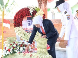 Ziarah ke Makam Gubernur Soerjo, Khofifah Imbau Teladani Perjuangan Pahlawan