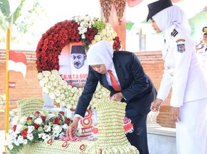 Ziarah ke Makam Gubernur Soerjo, Khofifah Imbau Teladani Perjuangan Pahlawan Ziarah ke Makam Gubernur Soerjo, Khofifah Imbau Teladani Perjuangan Pahlawan