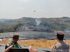 Padamkan TPA Jatibarang Semarang, Helikopter Tembak Air 150 Kali Sehari Padamkan TPA Jatibarang Semarang, Helikopter Tembak Air 150 Kali Sehari
