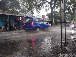 Syukur dan Genangan Air Saat Hujan Turun di Bandung Raya