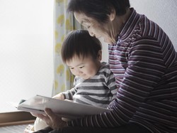 Kisah Haru Pengasuh Angkat Anak Majikan, Dikuliahkan Pakai Uang Pensiun