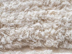 5 Tips Membersihkan Karpet Bulu dengan Benar, Bisa Pakai Bedak Bayi