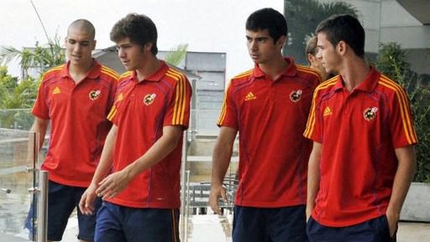 Spain's U-20 Footballers (L-R) Oriol Romeu, Sergi Roberto, Jordi Amat and Alvaro Vazquez, walk in a hotel, in Pereira, Risaralda department, Colombia, on August 12, 2011. Spain's will face Brazil on August 14 in a FIFA U-20 World Cup quarterfinal match. AFP PHOTO/Aizar RALDES (Photo by AIZAR RALDES / AFP)