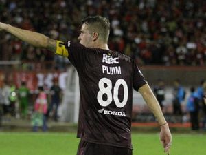 PSM Makassar Pensiunkan Nomor 80 untuk Wiljan Pluim PSM Makassar Pensiunkan Nomor 80 untuk Wiljan Pluim