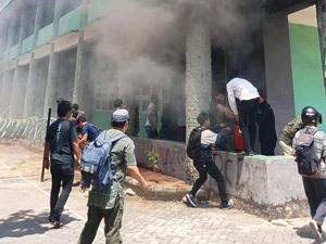Gedung FKM UMI Makassar Kebakaran, Mahasiswa Berlarian Keluar Ruang Kelas