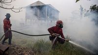 Potret Kebakaran Lahan Dekati Permukiman di Ogan Ilir