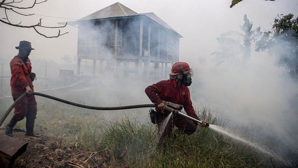 Potret Kebakaran Lahan Dekati Permukiman di Ogan Ilir