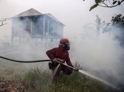 Potret Kebakaran Lahan Dekati Permukiman di Ogan Ilir