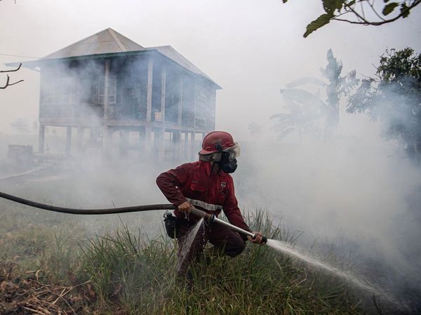 Potret Kebakaran Lahan Dekati Permukiman di Ogan Ilir