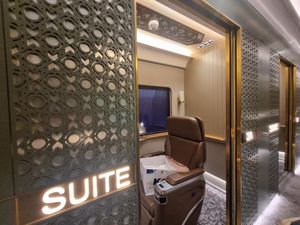 Harga 11-12 dengan Pesawat, Apa Istimewanya Kereta Suite Class Compartment?