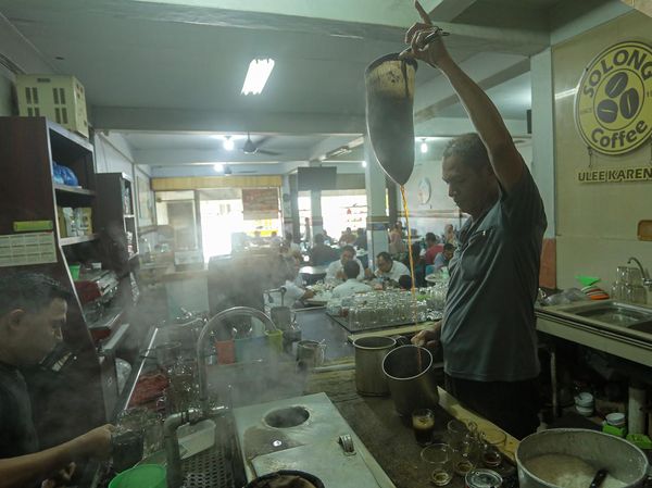 Kongkow di Warung Kopi Solong, Kedai Favorit Orang Aceh