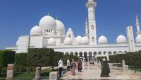 Jemaah Umrah NRA Nikmati Megahnya Masjid Sheikh Zayed di Abu Dhabi